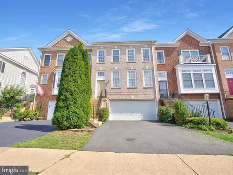 18546 Pineview Sq, Leesburg, VA 20176