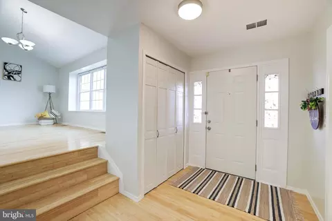 46 Bentley Dr, Sterling, VA 20165 photo 4