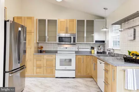 46 Bentley Dr, Sterling, VA 20165 photo 22