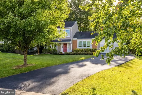 46 Bentley Dr, Sterling, VA 20165 photo 2