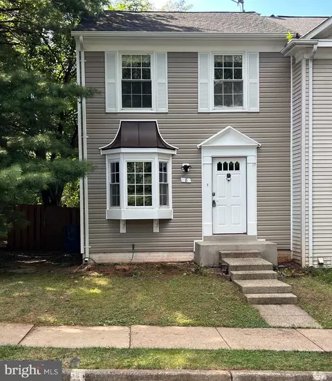 8 Wyatt Ct, Sterling, VA 20165