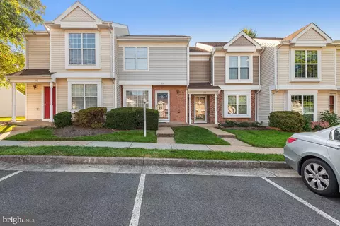 313 Lancaster Sq, Sterling, VA 20164