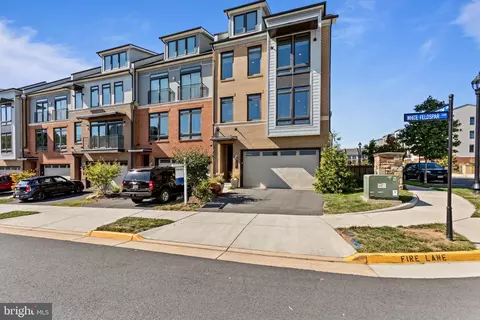 1201 White Feldspar Ter SE, Leesburg, VA 20175