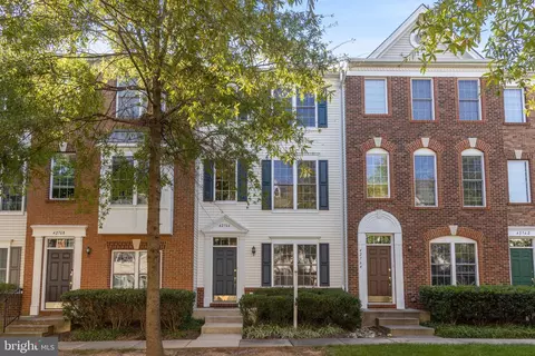 42766 Kearney Ter, Chantilly, VA 20152