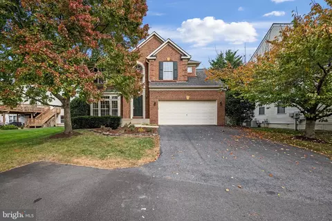 43174 Maple Cross St, Chantilly, VA 20152