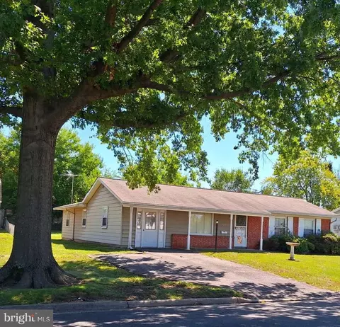 204 N Alder Ave, Sterling, VA 20164