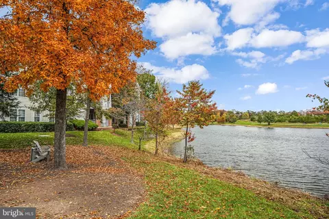 43114 Watercrest Sq #202, Chantilly, VA 20152