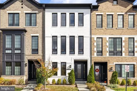 20400 Roslindale Dr, Ashburn, VA 20147