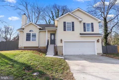 8 Cedar St, Round Hill, VA 20141