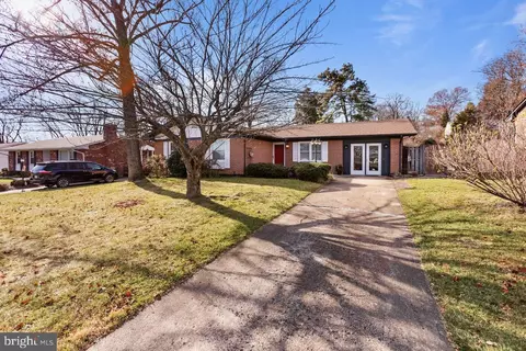 17 Phillips Dr NW, Leesburg, VA 20176