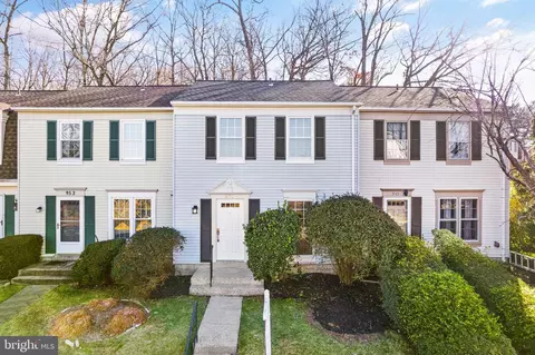951 Holborn Ct, Sterling, VA 20164