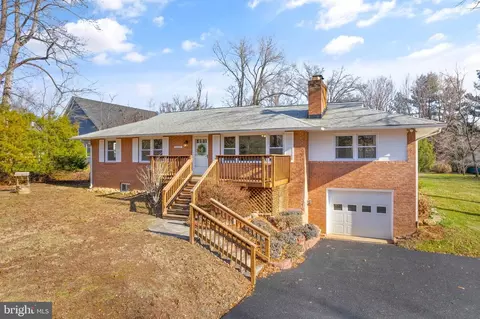 20208 Youngs Cliff Rd, Sterling, VA 20165