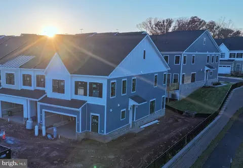 18983 Coral Reef Sq, Leesburg, VA 20176