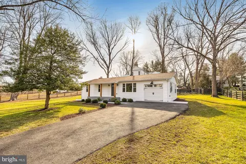 409 E Marshall St E, Middleburg, VA 20117