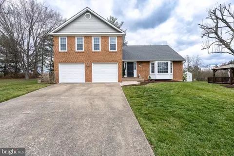 Exterior - 6 Foxmore Ct, Sterling, VA 20165 photo 1 of 10