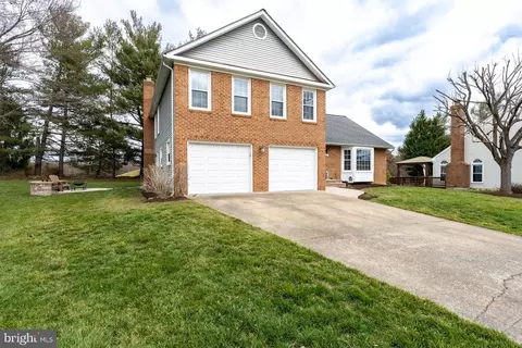 Exterior - 6 Foxmore Ct, Sterling, VA 20165 photo 3 of 10