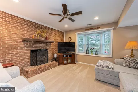Living - 6 Foxmore Ct, Sterling, VA 20165 photo 9 of 10