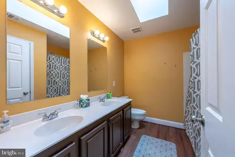 Bath - 6 Foxmore Ct, Sterling, VA 20165 photo 4 of 5