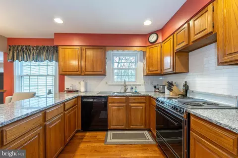 Kitchen - 6 Foxmore Ct, Sterling, VA 20165 photo 2 of 5