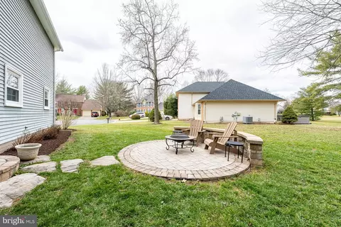 Exterior - 6 Foxmore Ct, Sterling, VA 20165 photo 9 of 10