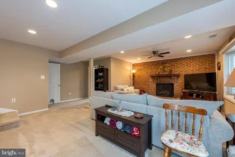 Living - 6 Foxmore Ct, Sterling, VA 20165 photo 8 of 10