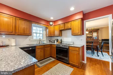 Kitchen - 6 Foxmore Ct, Sterling, VA 20165 photo 3 of 5