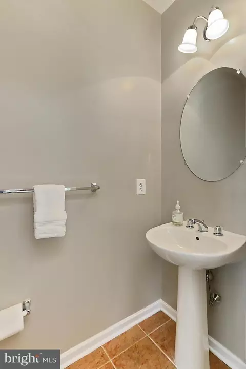 Bath - 42915 Pamplin Ter, Chantilly, VA 20152 photo 2 of 4