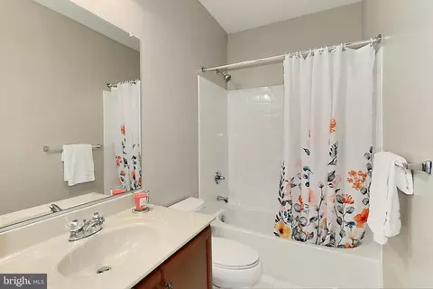 Bath - 42915 Pamplin Ter, Chantilly, VA 20152 photo 1 of 4