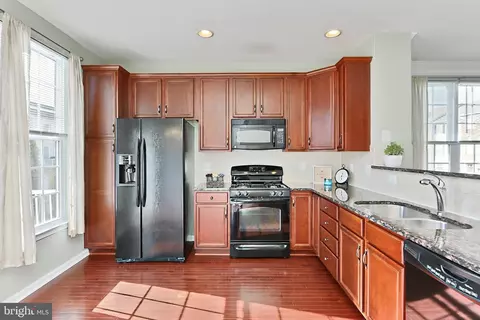 Kitchen - 42915 Pamplin Ter, Chantilly, VA 20152 photo 2 of 4