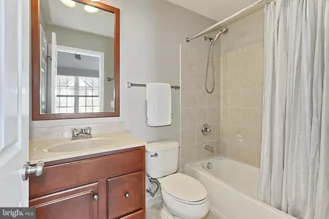 Bath - 42915 Pamplin Ter, Chantilly, VA 20152 photo 3 of 4