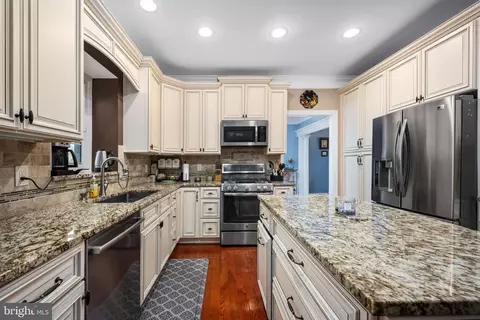 Kitchen - 43945 Tavern Dr, Ashburn, VA 20147 photo 4 of 7