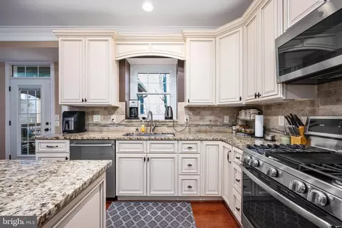 Kitchen - 43945 Tavern Dr, Ashburn, VA 20147 photo 2 of 7