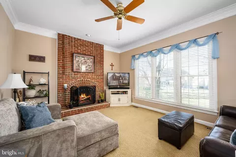 Living - 43945 Tavern Dr, Ashburn, VA 20147 photo 2 of 3
