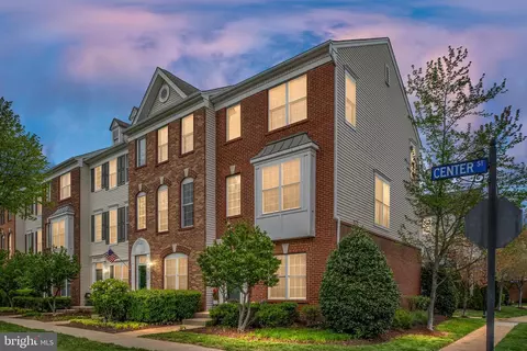 42820 Center St, Chantilly, VA 20152
