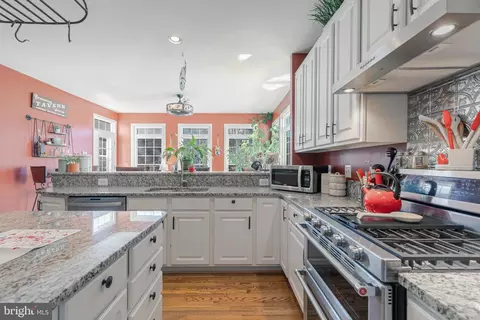 Kitchen - 43349 Wintersrun Ct, Ashburn, VA 20147 photo 5 of 6