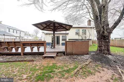 Exterior - 221 E Juniper Ave, Sterling, VA 20164 photo 11 of 12