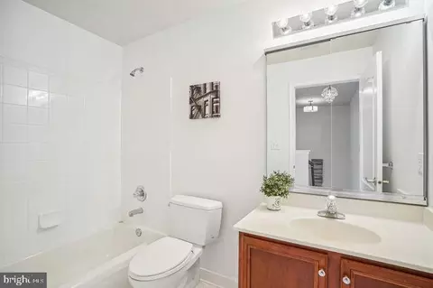 Bath - 43583 Dunhill Cup Sq, Ashburn, VA 20147 photo 3 of 4
