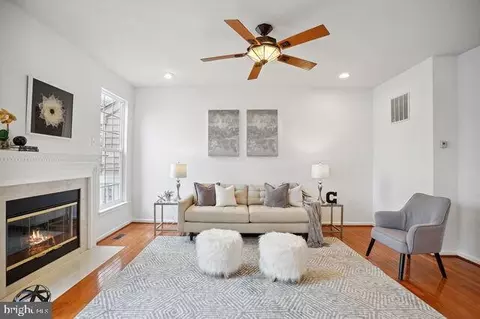 Living - 43583 Dunhill Cup Sq, Ashburn, VA 20147 photo 4 of 7