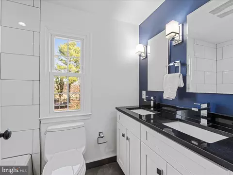 Bath - 124 Hamilton Rd, Sterling, VA 20165 photo 4 of 5