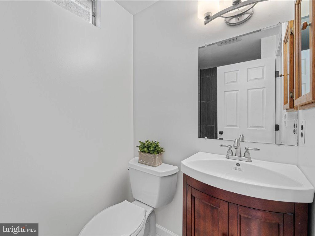 Bath - 124 Hamilton Rd, Sterling, VA 20165 photo 5 of 5
