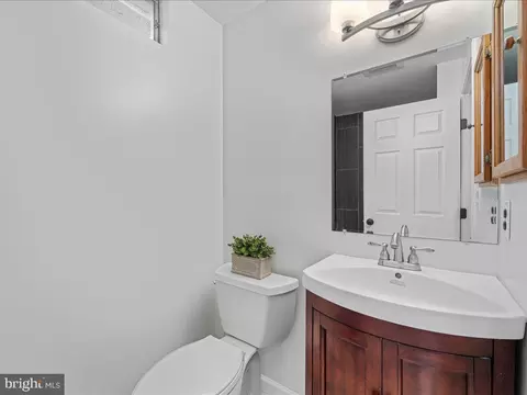 Bath - 124 Hamilton Rd, Sterling, VA 20165 photo 5 of 5