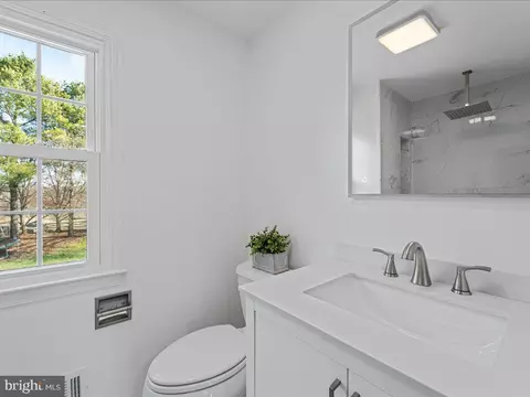 Bath - 124 Hamilton Rd, Sterling, VA 20165 photo 2 of 5