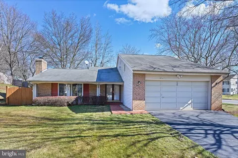 135 Avondale Dr, Sterling, VA 20164