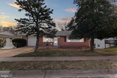 800 W Redwood Rd, Sterling, VA 20164