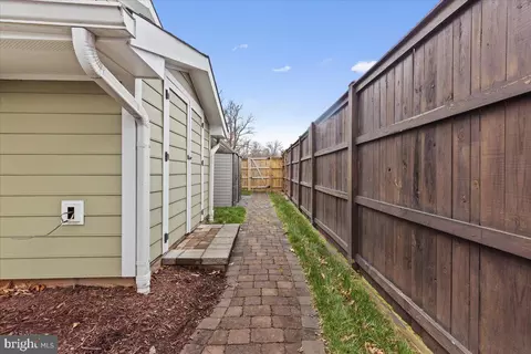 Exterior - 1609 E Jefferson Ct E, Sterling, VA 20164 photo 11 of 11