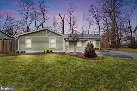 Exterior - 1609 E Jefferson Ct E, Sterling, VA 20164 photo 4 of 11