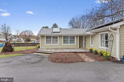 Exterior - 1609 E Jefferson Ct E, Sterling, VA 20164 photo 3 of 11
