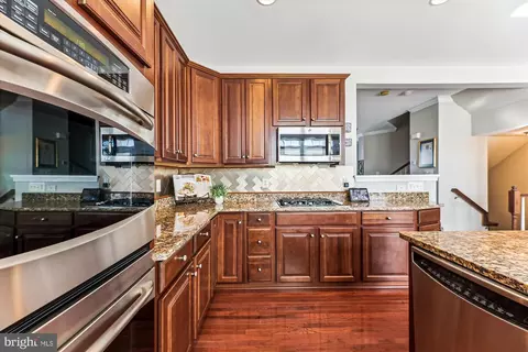 Kitchen - 42945 Edgewater St, Chantilly, VA 20152 photo 2 of 3