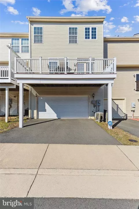 Exterior - 42945 Edgewater St, Chantilly, VA 20152 photo 4 of 8