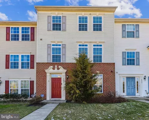 42945 Edgewater St, Chantilly, VA 20152